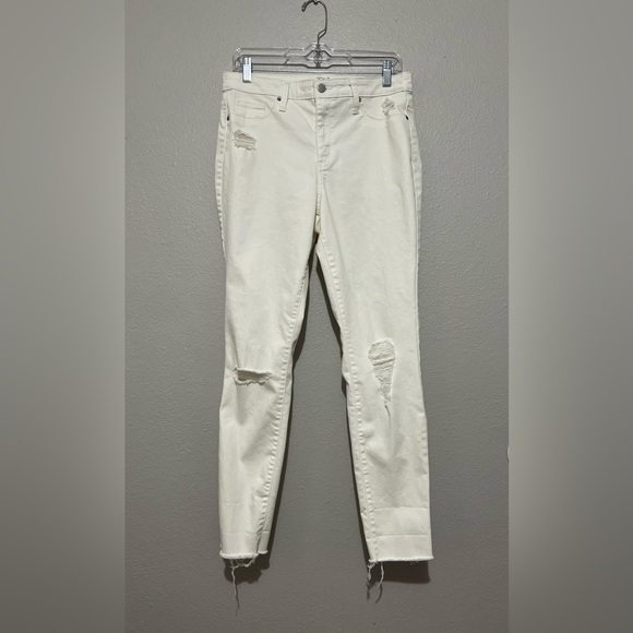 Universal Thread Distressed Jeans - Picture 5 of 5